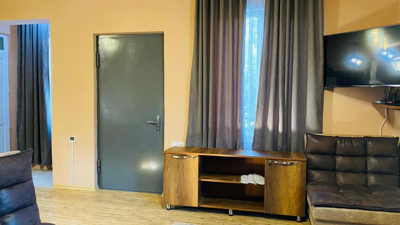 Lela Guest House Mestia Bagian luar foto